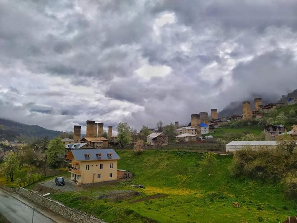 Гостевой дом Ратиани Местия Экстерьер фото